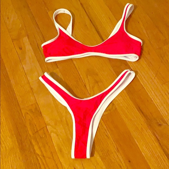 Red bikini - Picture 1 of 4